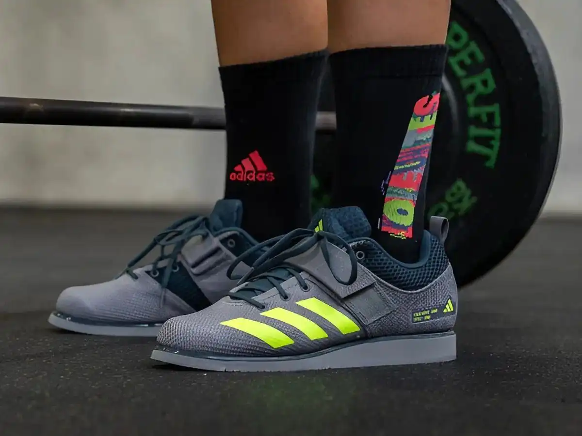 Adidas cũng là một thương hiệu thể thao hàng đầu cung cấp tất tập gym chất lượng
