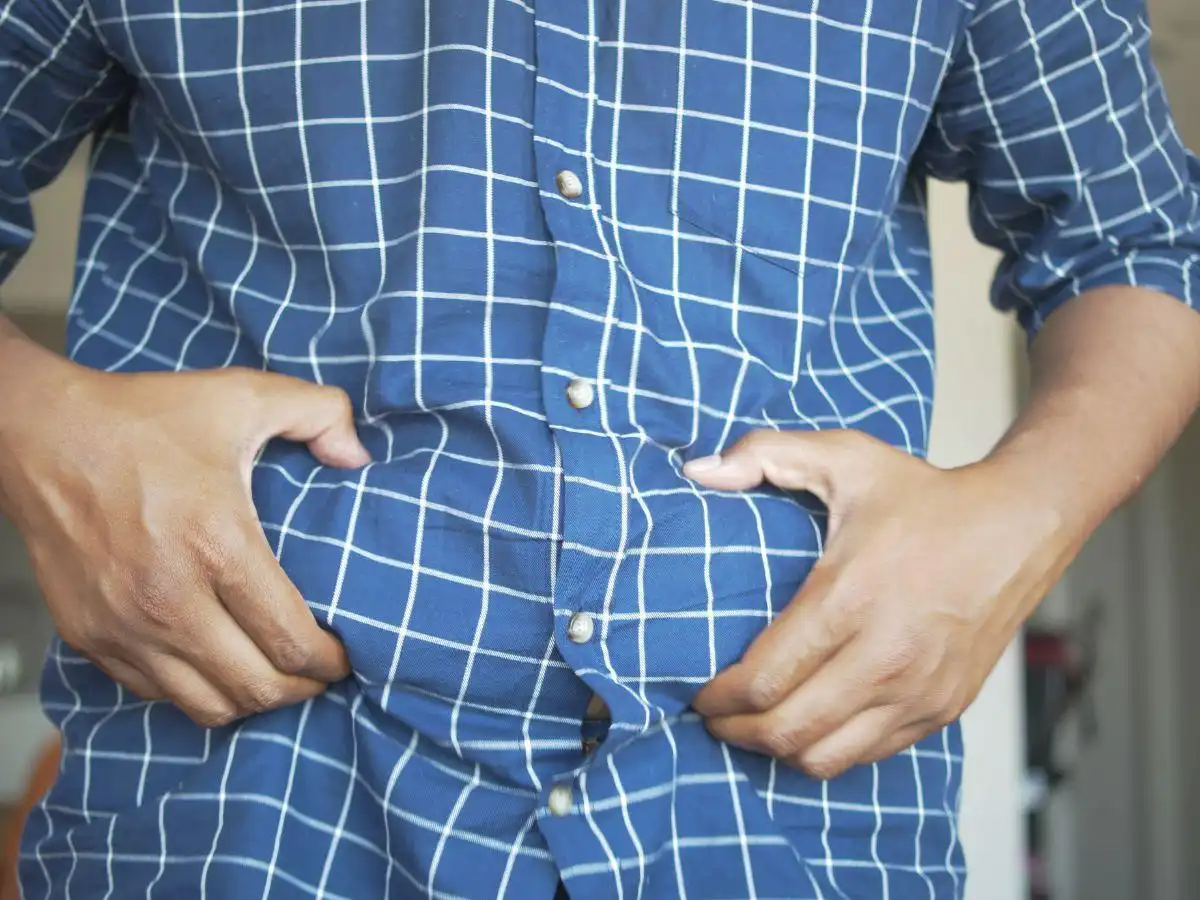 Áo sơ mi màu tối là lựa chọn ưu tiên cho nam béo bụng