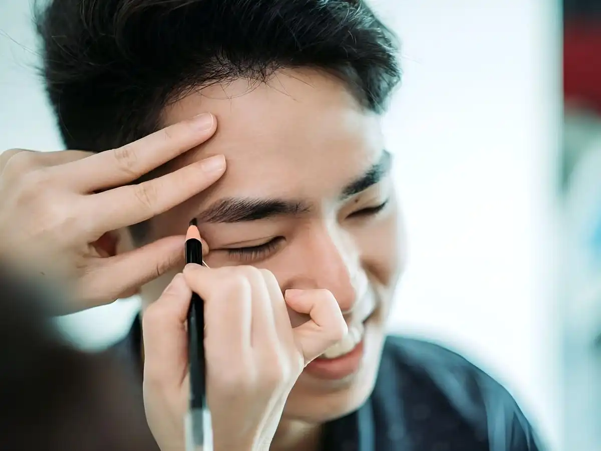 Bí kíp kẻ mày nam giới tự nhiên, cuốn hút Bí kíp kẻ mày nam giới tự nhiên, cuốn hút