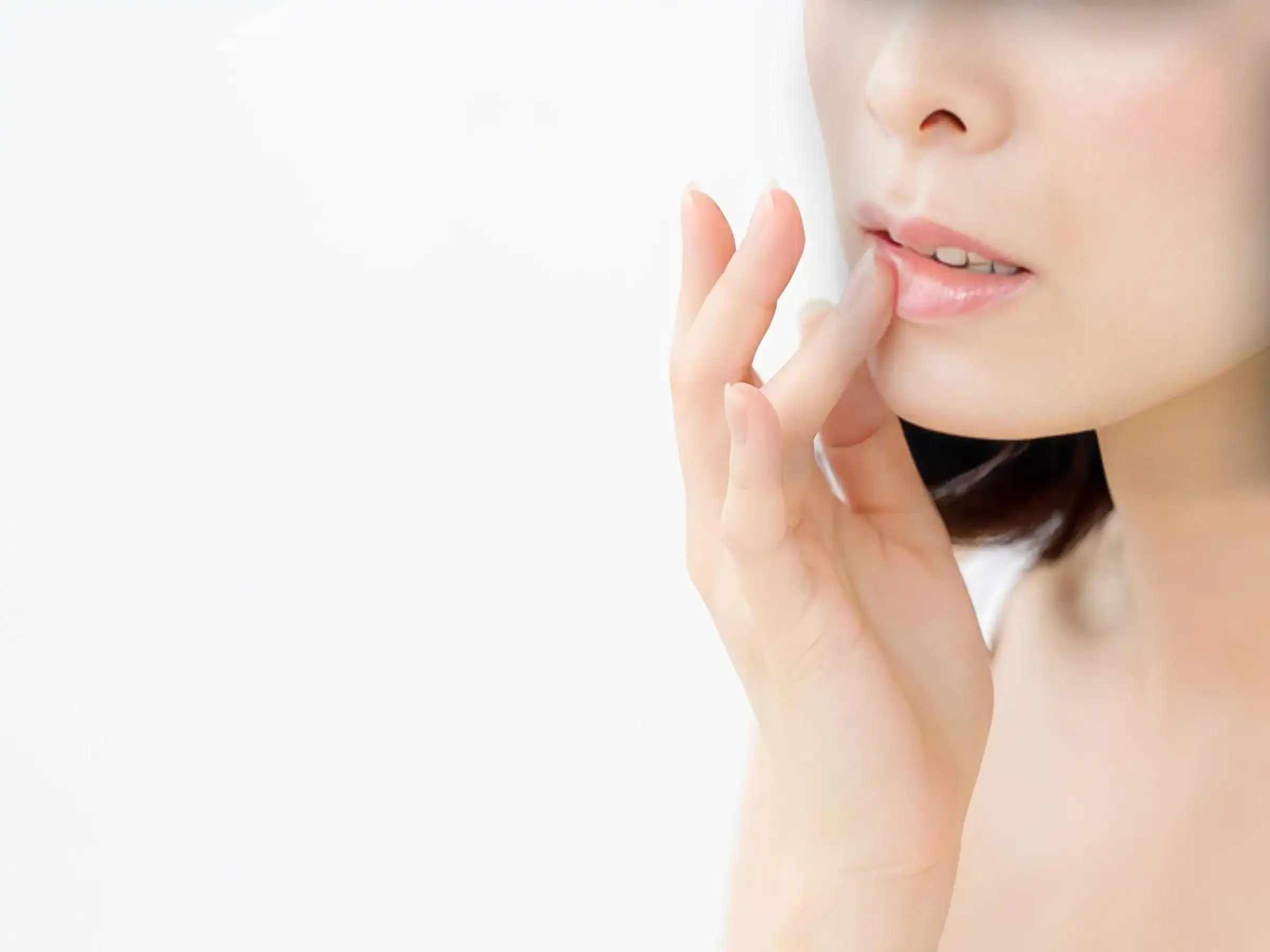 Cách tẩy trang môi đúng kỹ thuật để không làm tổn thương môi Cách tẩy trang môi đúng kỹ thuật để không làm tổn thương môi