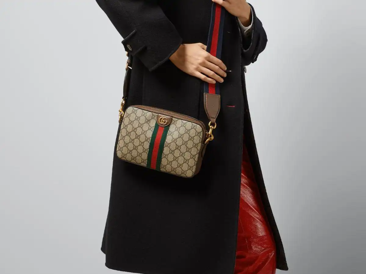 Camera Bag Gucci Ophidia GG Supreme nhỏ gọn, tiện dụng và đậm chất cổ điển Camera Bag Gucci Ophidia GG Supreme nhỏ gọn, tiện dụng và đậm chất cổ điển