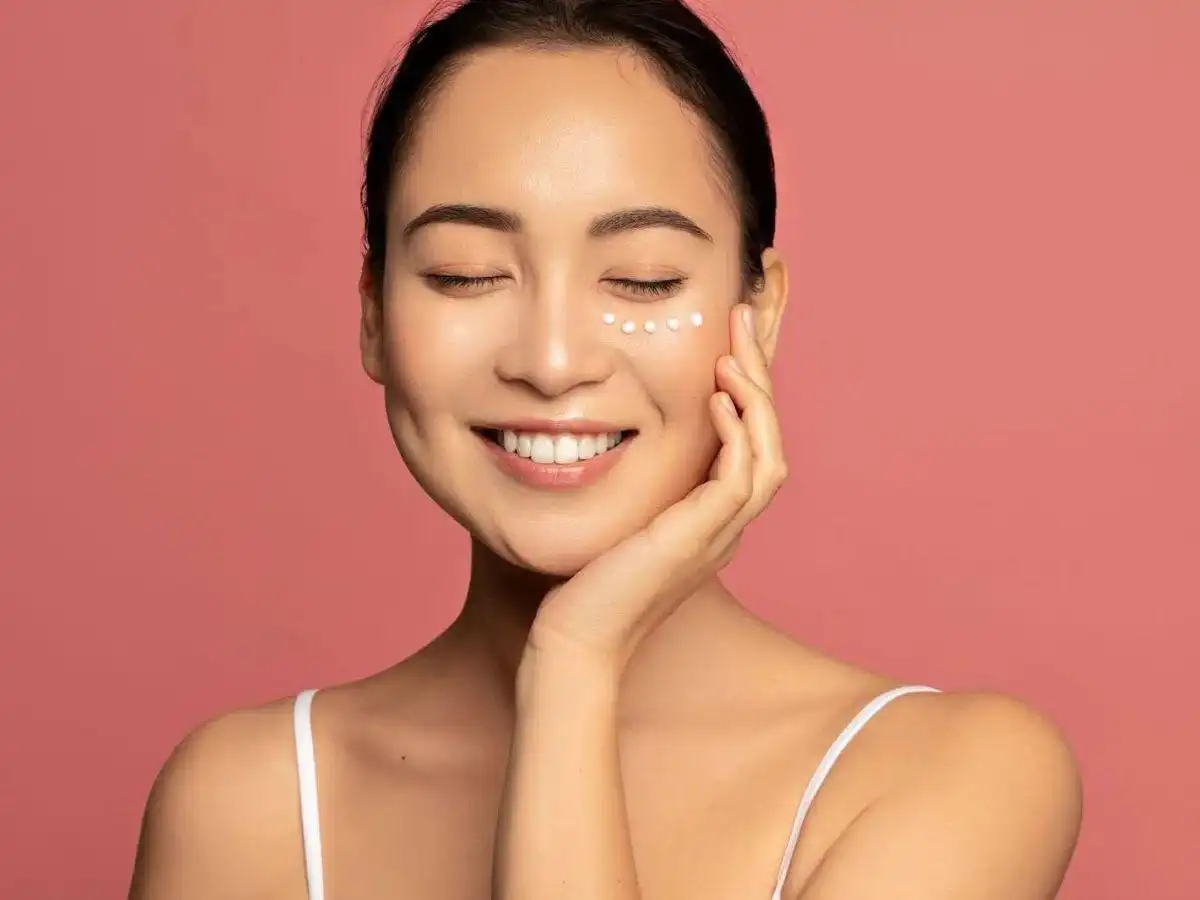 Chăm sóc da vùng mắt để đỡ lộ nếp nhăn khi trang điểm Chăm sóc da vùng mắt để đỡ lộ nếp nhăn khi trang điểm