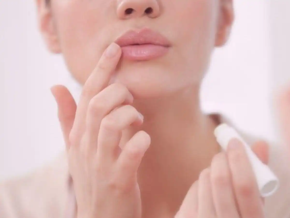 Chăm sóc nền môi khỏe mạnh sẽ giúp màu son lên chuẩn hơn