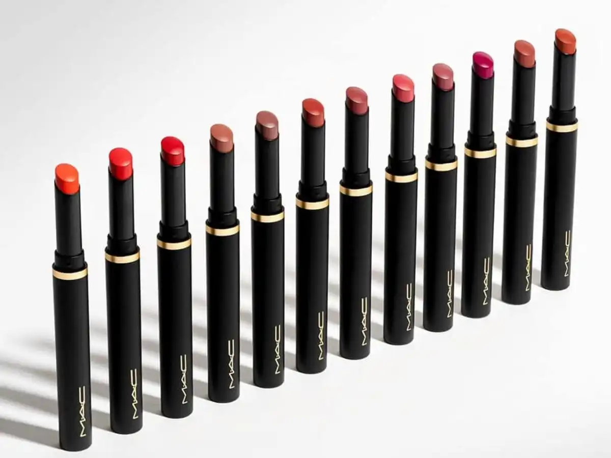 Chất son lì mịn như nhung của Powder Kiss không gây cảm giác khô môi