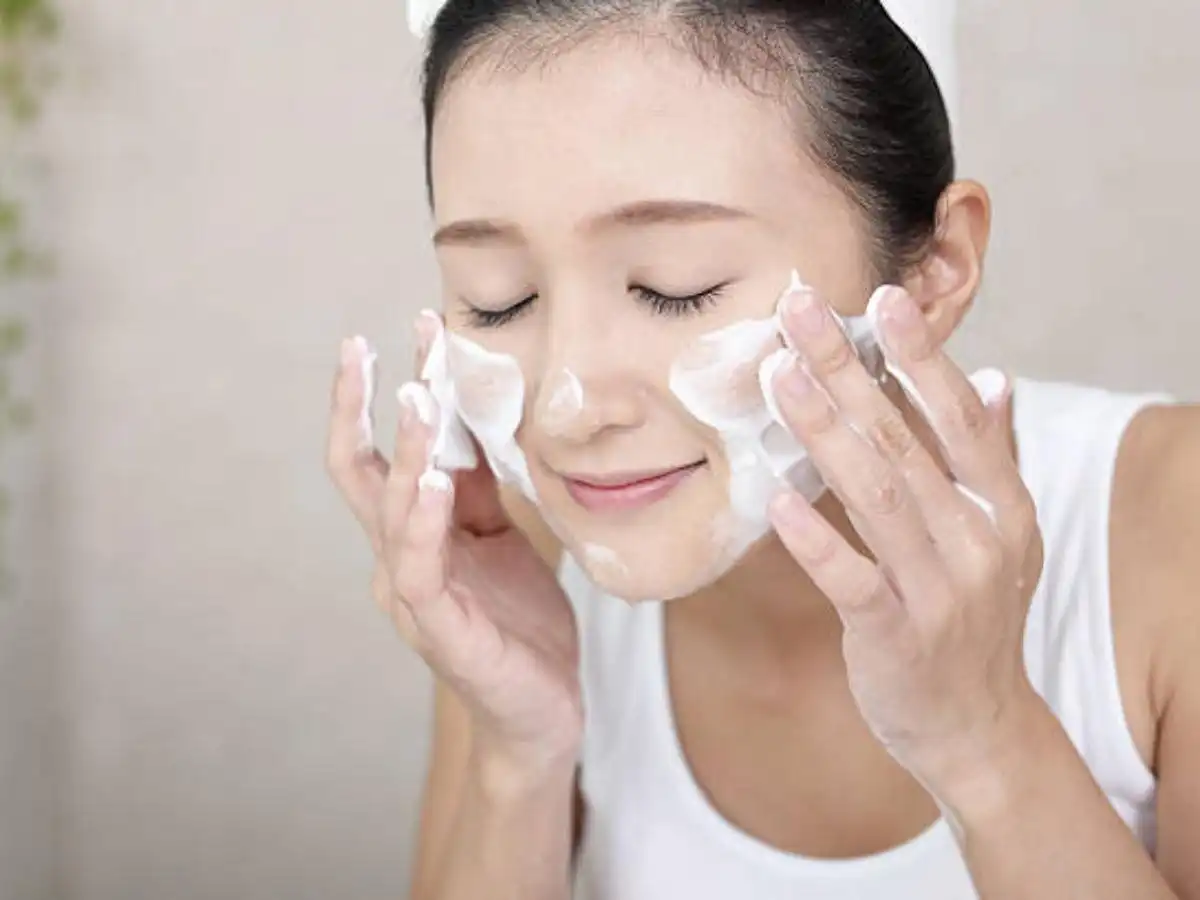 Chú ý nên rửa sữa rửa mặt dịu nhẹ cho buổi sáng