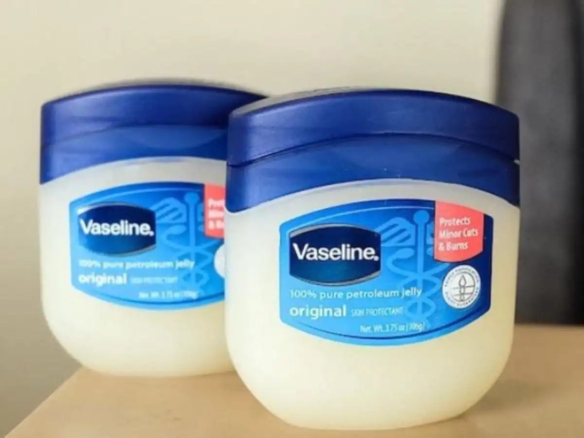 Chuẩn bị một hũ Vaseline để thực hiện tẩy trang