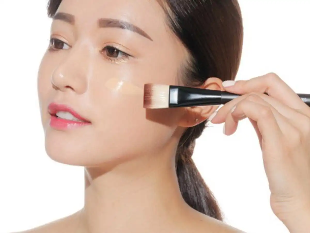 Chuẩn bị một lớp nền đều màu cho má