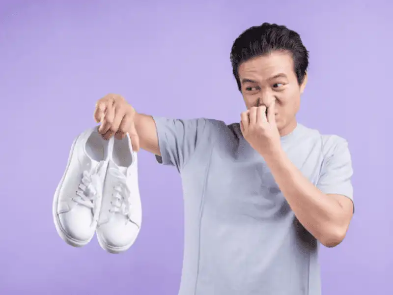 Có nhiều nguyên nhân khiến giày thể thao có mùi hôi