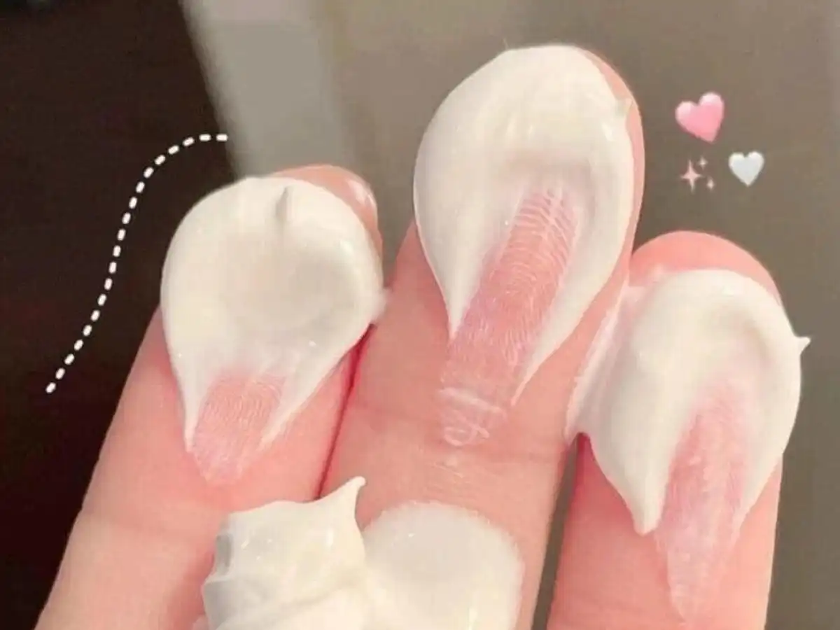 Da khô nên lựa chọn kết cấu kem giúp da mềm mịn