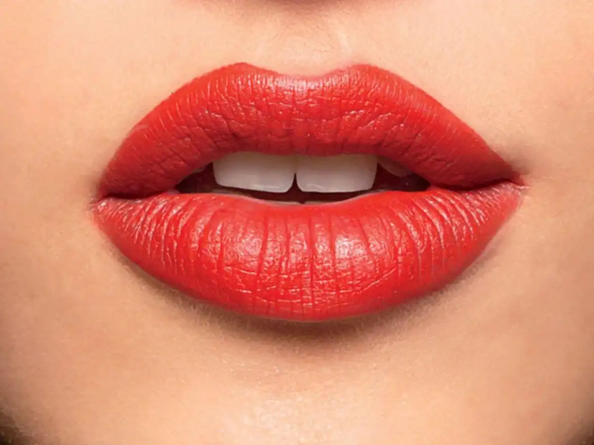 Dáng môi cũng ảnh hưởng một chút đến việc lựa và thoa son đỏ