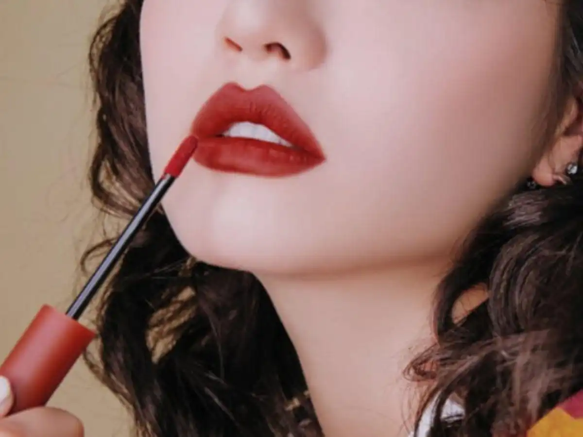 Đánh son full môi mang lại vẻ ngoài quyến rũ, cá tính