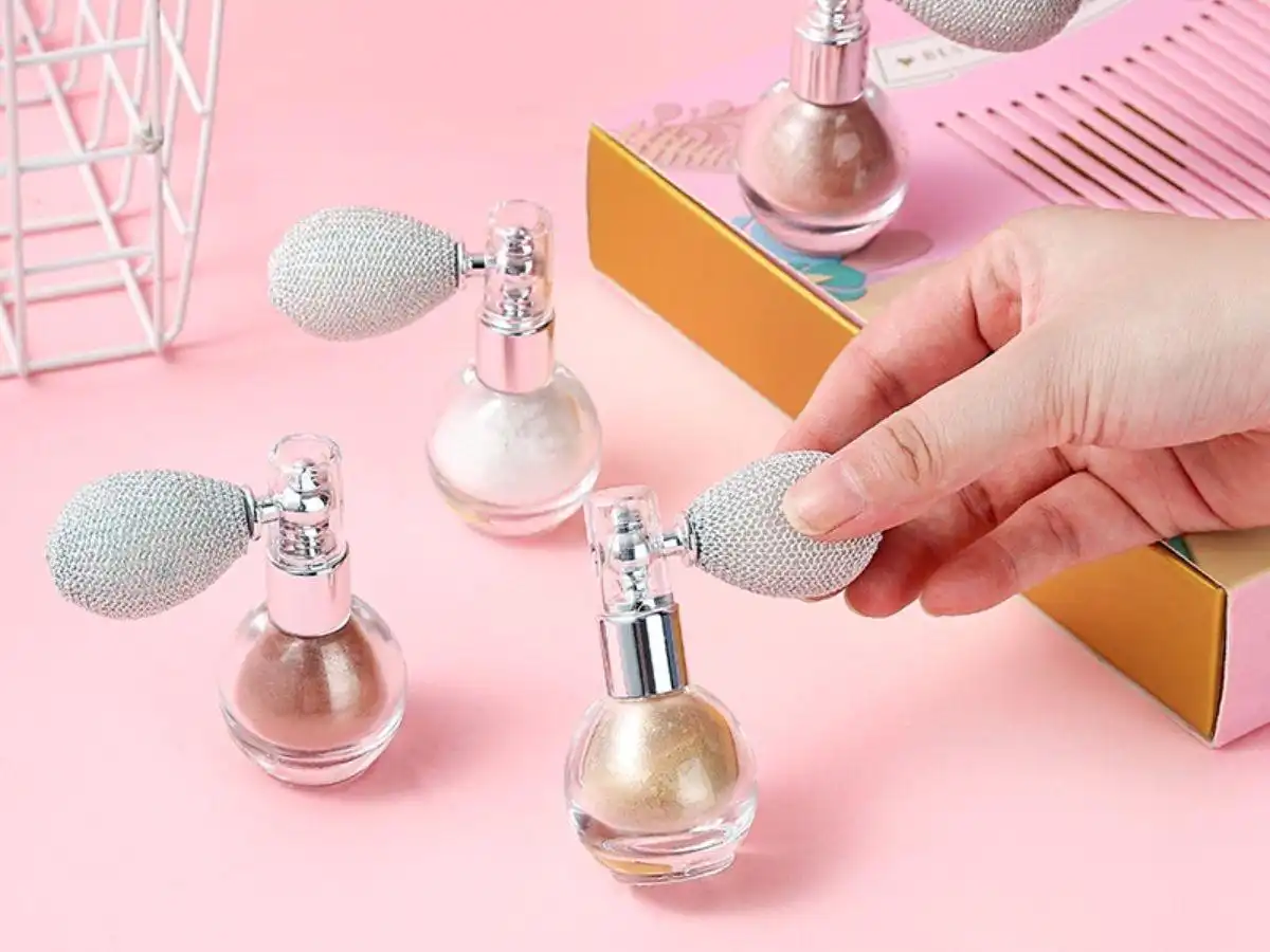 Đây là một sản phẩm mới, kết hợp tính năng của xịt cố định makeup và các hạt phấn siêu mịn Đây là một sản phẩm mới, kết hợp tính năng của xịt cố định makeup và các hạt phấn siêu mịn