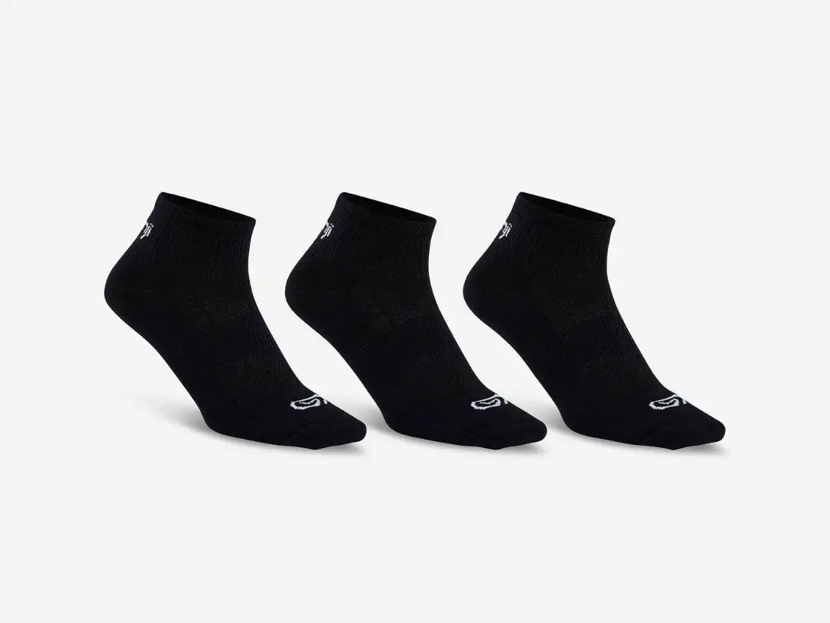 Decathlon chuyên về tất chạy bộ, chất liệu cotton, cấu trúc lưới mỏng, khô thoáng, ổn định.