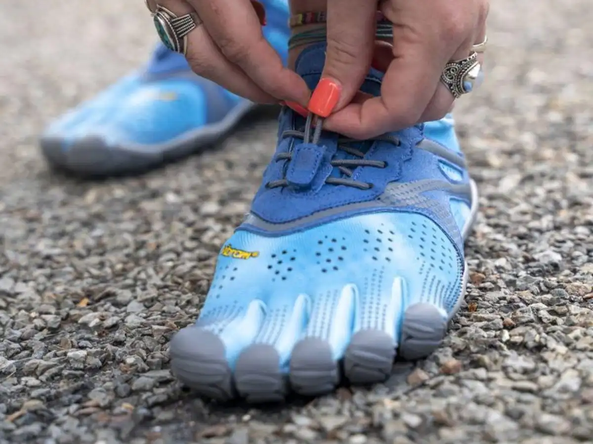 Dép Barefoot mang lại cảm giác chân trần khi chạy Dép Barefoot mang lại cảm giác chân trần khi chạy
