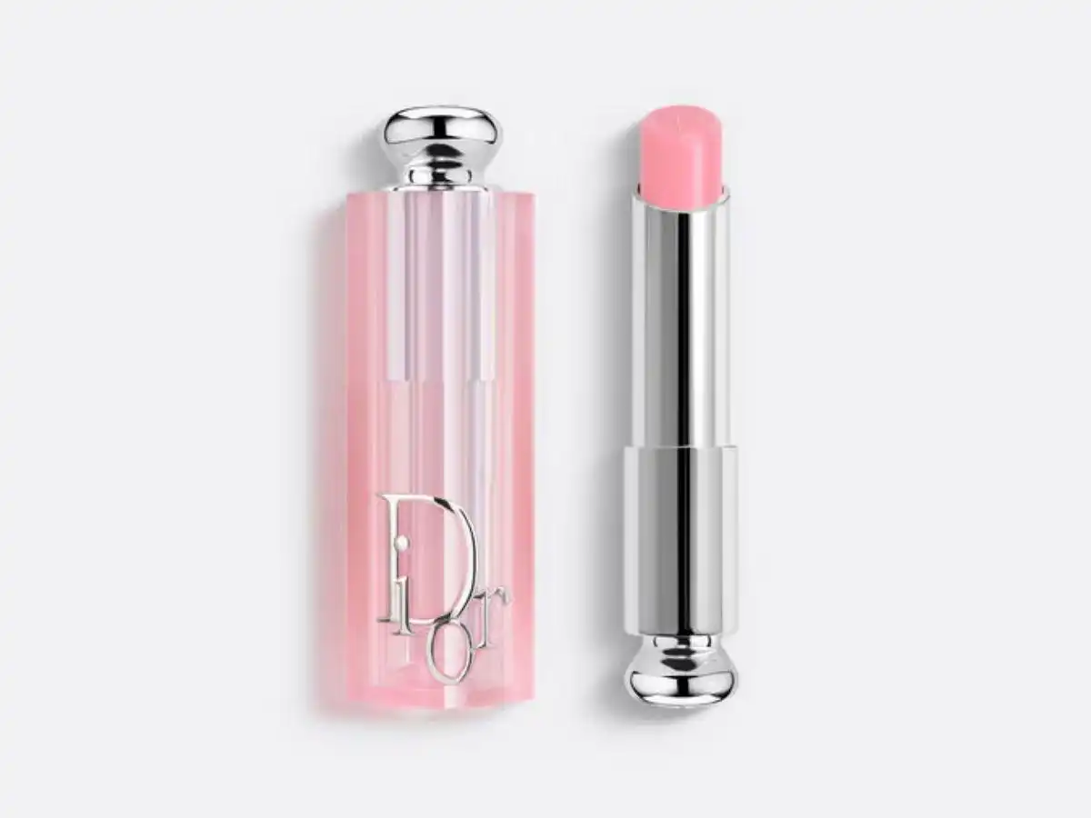 Dior Addict Lip Glow là mẫu son dưỡng có màu hồng được yêu thích nhất hiện nay