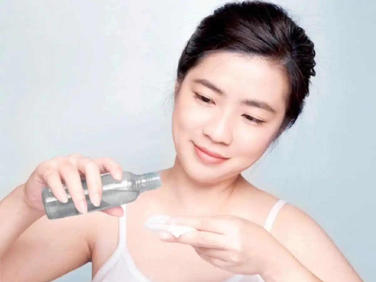 Đổ toner lên bông tẩy trang hoặc apply trực tiếp lên da Đổ toner lên bông tẩy trang hoặc apply trực tiếp lên da