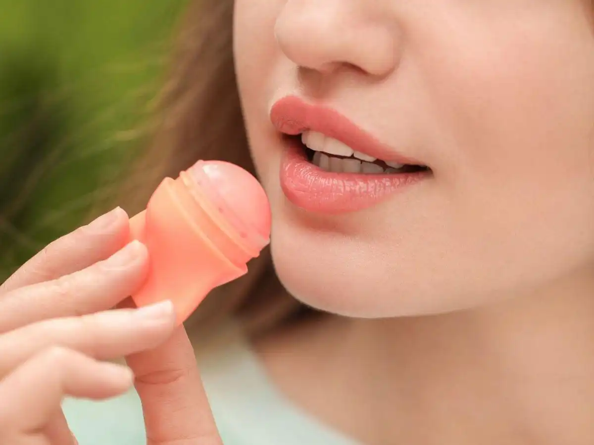 Đôi môi căng mọng, mịn màng sau khi sử dụng son dưỡng tự làm tại nhà Đôi môi căng mọng, mịn màng sau khi sử dụng son dưỡng tự làm tại nhà