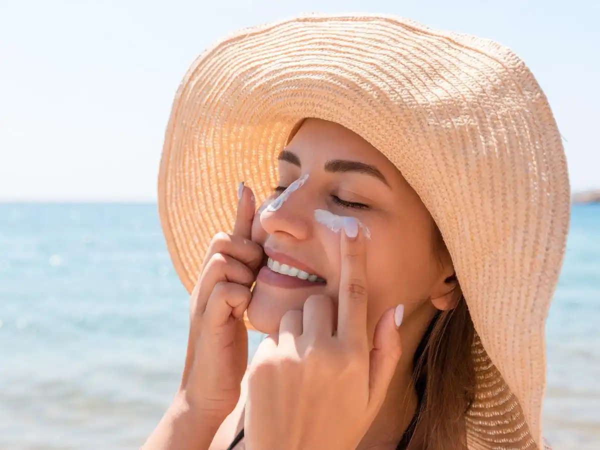 Dùng kem chống nắng SPF 30+ có dưỡng ẩm Dùng kem chống nắng SPF 30+ có dưỡng ẩm