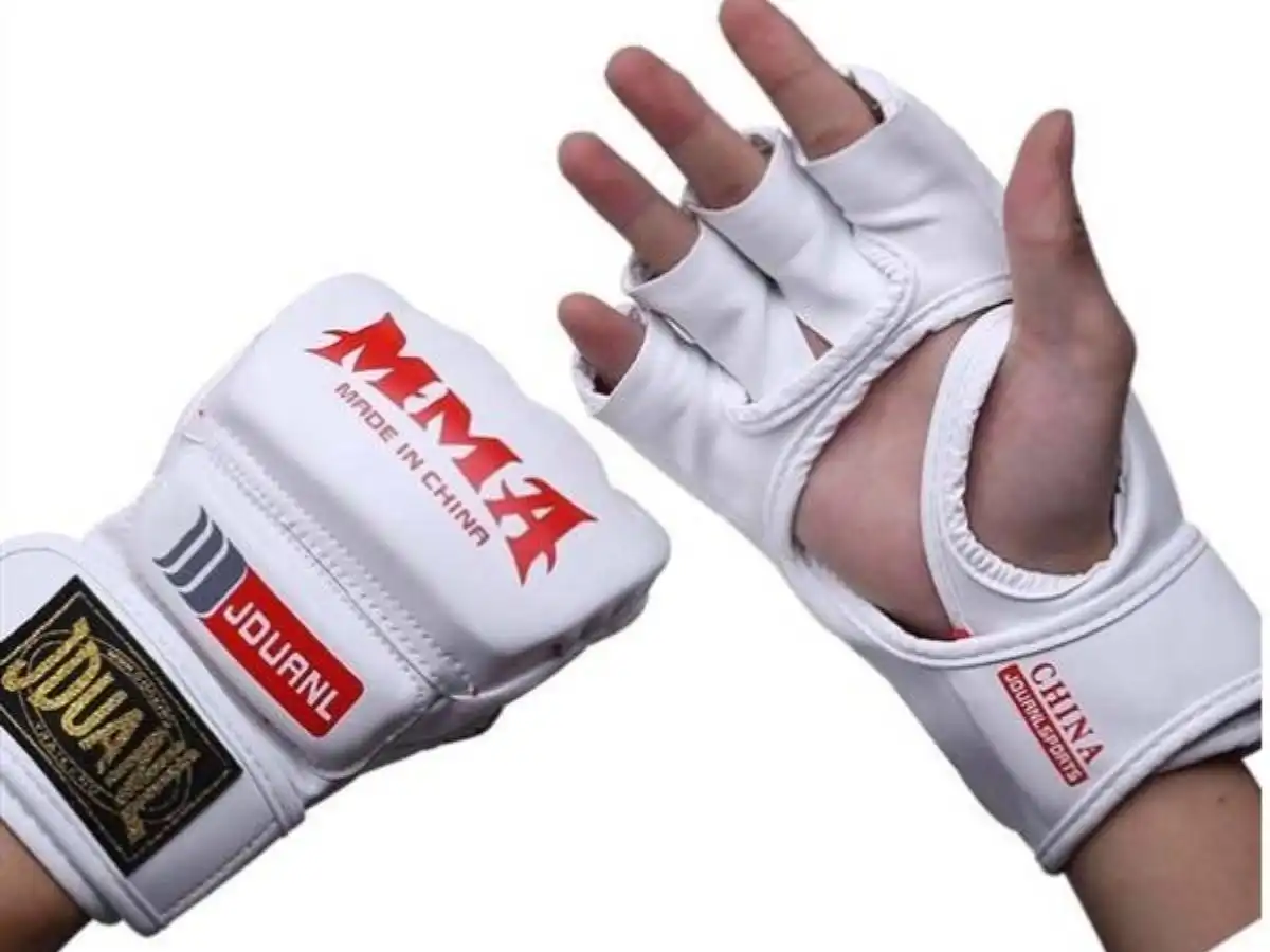Găng tay MMA cho đối luyện thường có đệm dày và nặng hơn Găng tay MMA cho đối luyện thường có đệm dày và nặng hơn