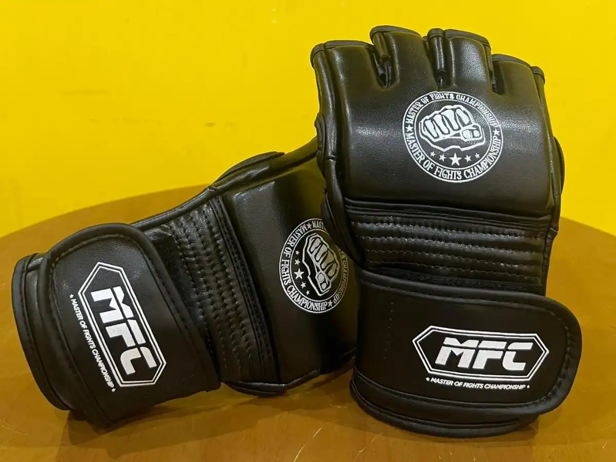 Găng tay MMA làm từ da tổng hợp với bề mặt nhẵn bóng, thể hiện sự đơn giản và dễ dàng vệ sinh Găng tay MMA làm từ da tổng hợp với bề mặt nhẵn bóng, thể hiện sự đơn giản và dễ dàng vệ sinh