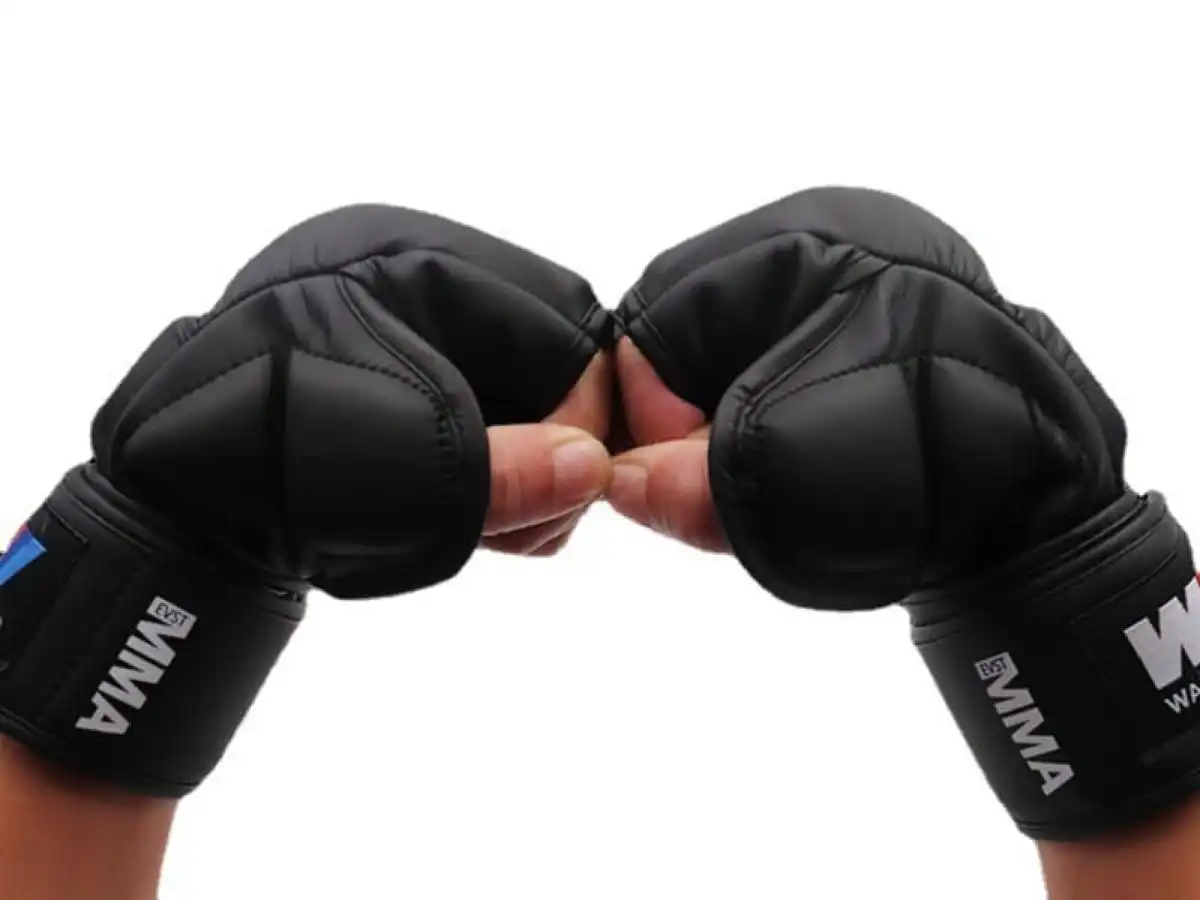 Găng tay thi đấu MMA có lớp đệm mỏng và thiết kế tối giản Găng tay thi đấu MMA có lớp đệm mỏng và thiết kế tối giản