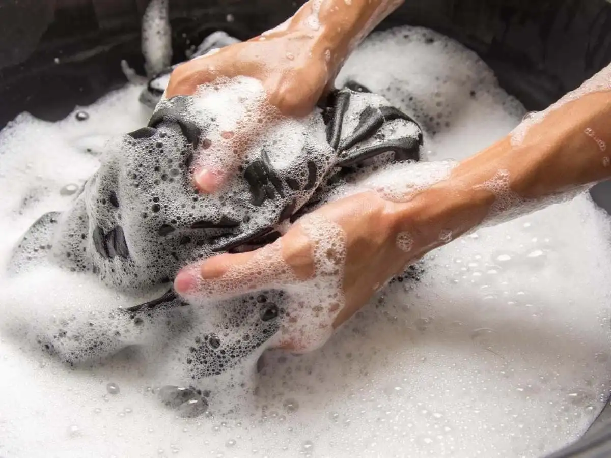Giặt quần chinos bằng tay với xà phòng không tẩy mạnh