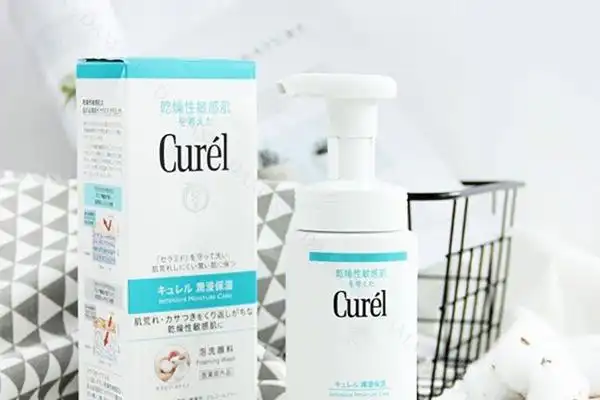 Gợi ý 11 sữa rửa mặt trị mụn cho nam của Nhật Bản