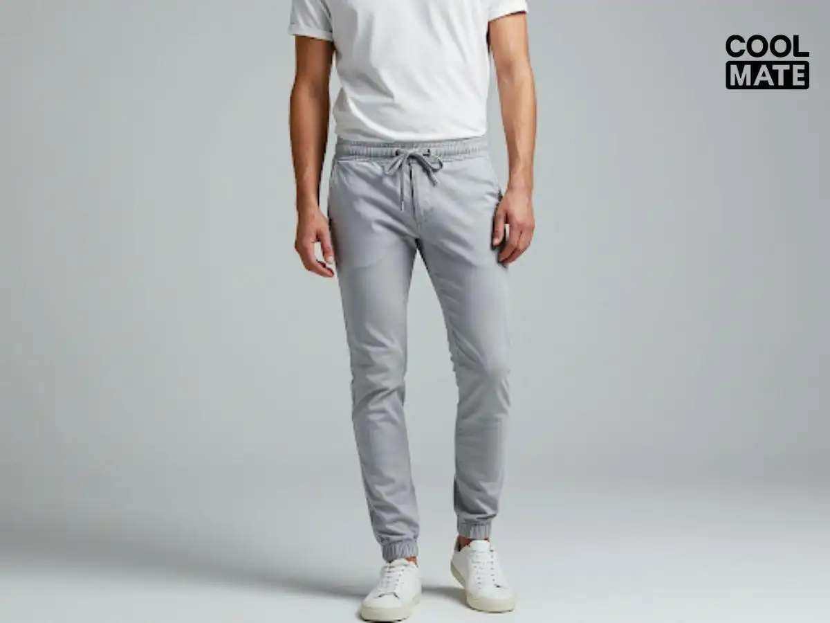 Gợi ý cách chọn quần jogger cho người gầy với form regular-fit màu sáng.