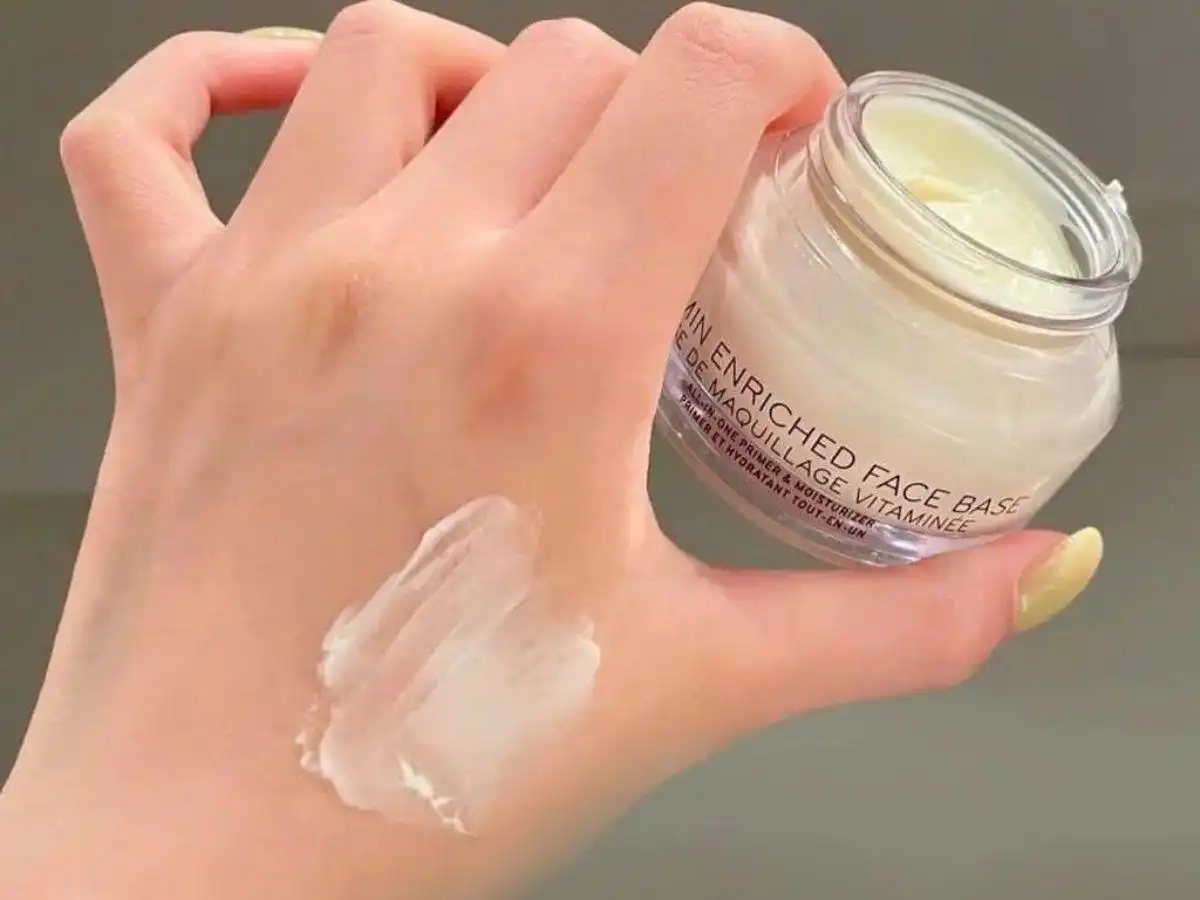 Kem lót là lớp kem được dùng trước bước trang điểm Kem lót là lớp kem được dùng trước bước trang điểm