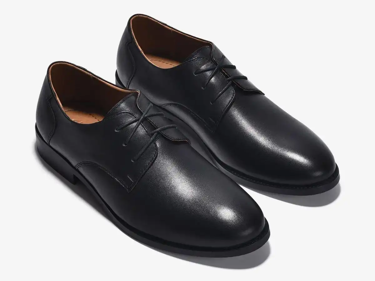 Khác với Oxford, giày Derby nam có hệ thống dây buộc mở Khác với Oxford, giày Derby nam có hệ thống dây buộc mở