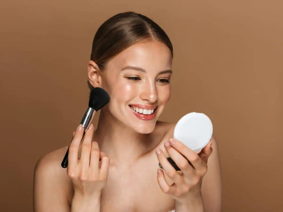 Khi dùng cọ, hãy chọn loại đầu to, lông mềm và tán đều để phấn lên da thật tự nhiên Khi dùng cọ, hãy chọn loại đầu to, lông mềm và tán đều để phấn lên da thật tự nhiên