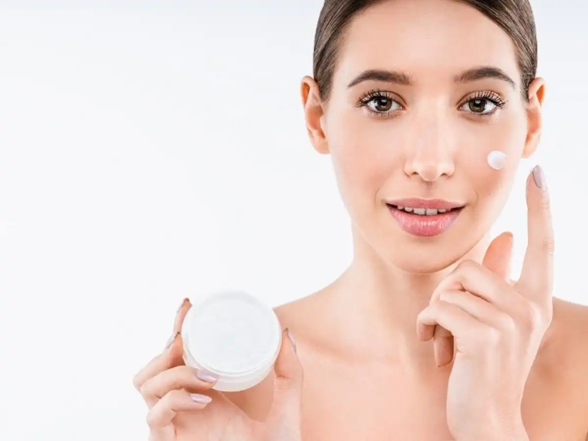 Khoá ẩm bằng kem dưỡng giúp da phục hồi