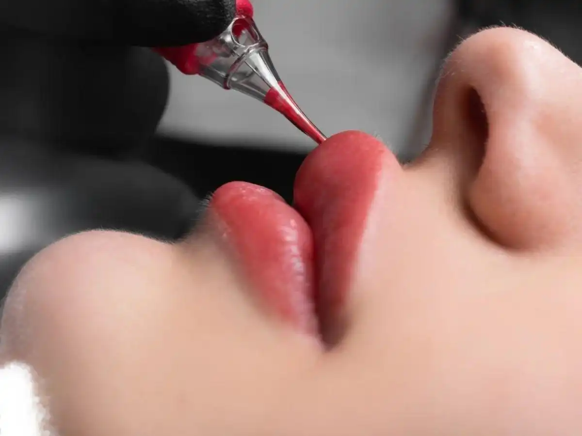 Không nên dùng son môi thường xuyên sau khi phun Không nên dùng son môi thường xuyên sau khi phun