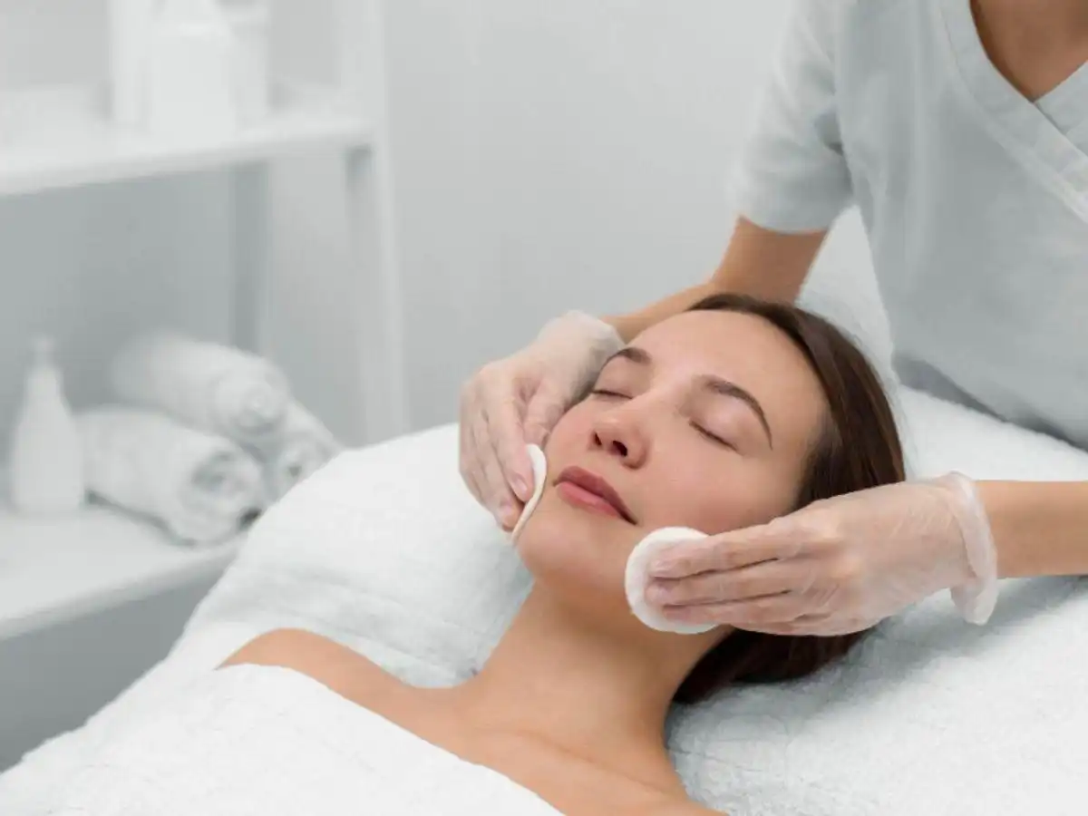 Loại bỏ lớp trang điểm và bụi bẩn bằng sản phẩm tẩy trang chuyên dụng Loại bỏ lớp trang điểm và bụi bẩn bằng sản phẩm tẩy trang chuyên dụng
