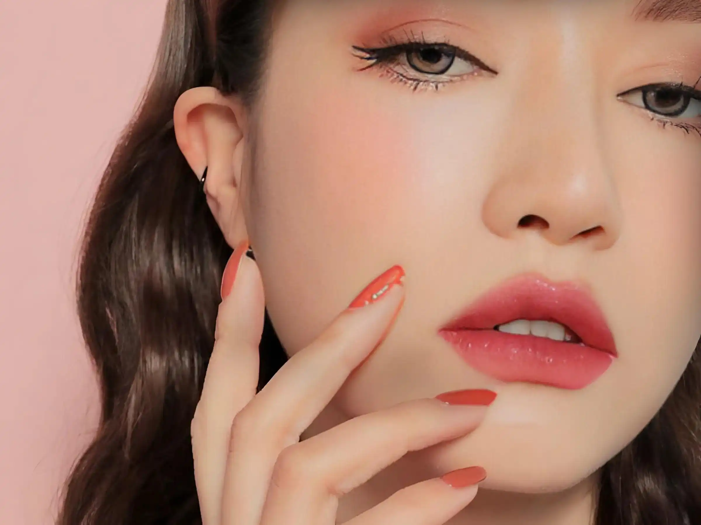 Mẹo dùng phấn phủ để khóa màu son trên môi thâm Mẹo dùng phấn phủ để khóa màu son trên môi thâm