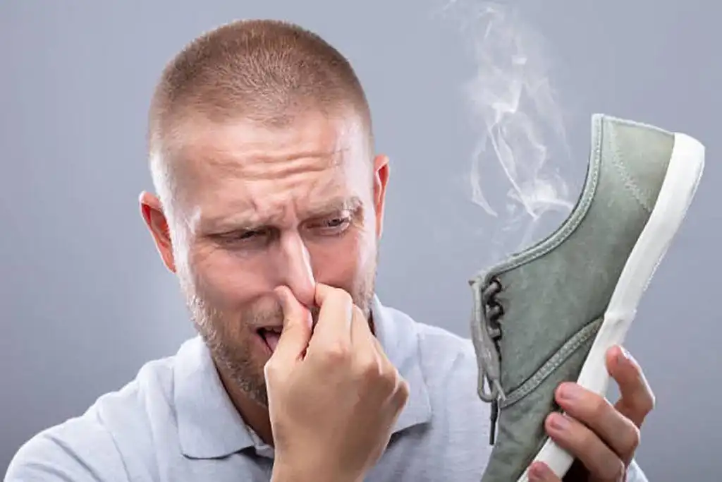 Mùi hôi trong giày đem lại nhiều tác hại tiềm ẩn