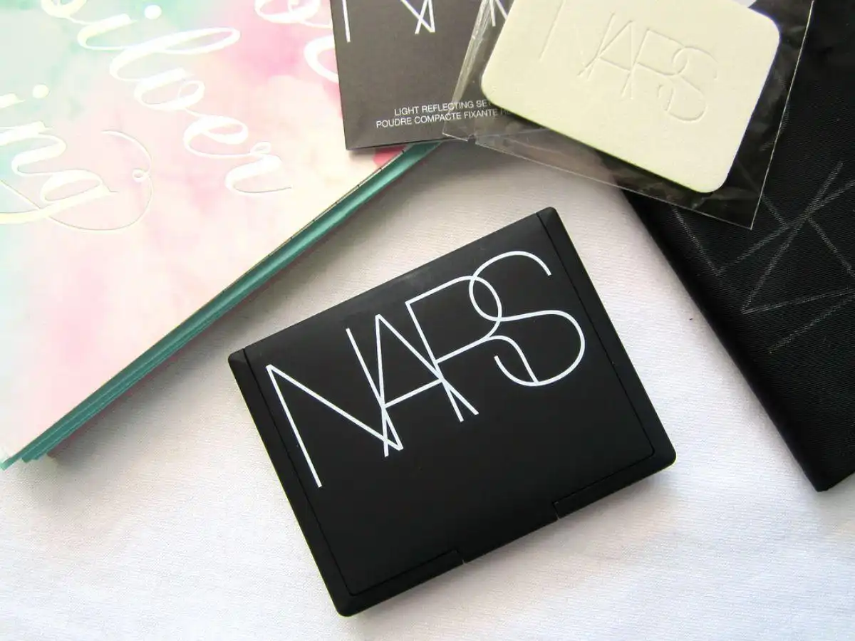 NARS Light Reflecting Pressed Setting Powder NARS Light Reflecting Pressed Setting Powder