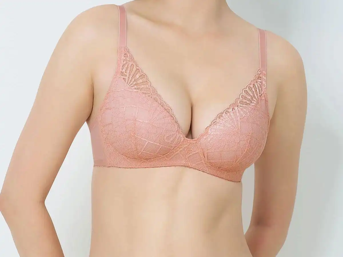 Nên chọn những mẫu áo lót cổ chữ V để tôn lên vẻ đẹp quyến rũ, cá tính Nên chọn những mẫu áo lót cổ chữ V để tôn lên vẻ đẹp quyến rũ, cá tính