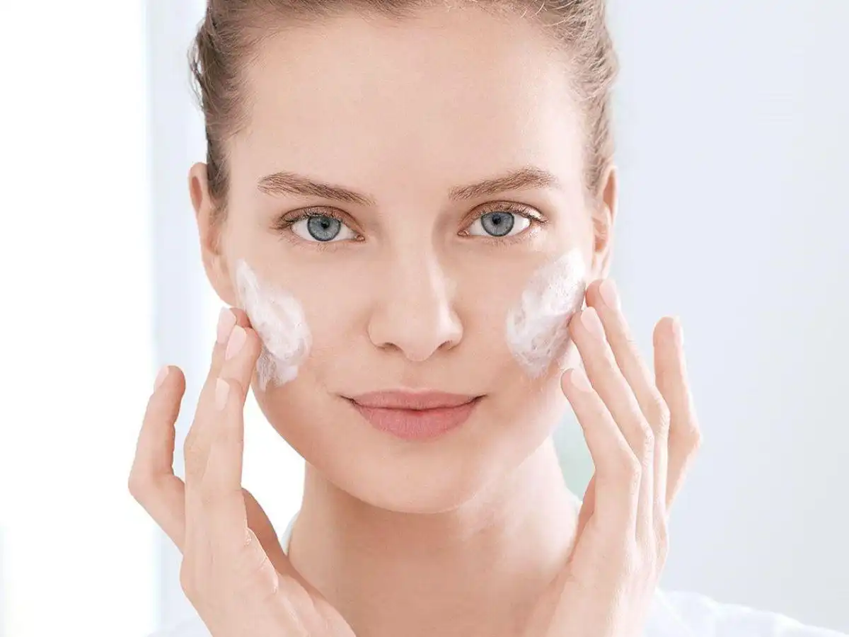 Nên có thời gian chờ giữa các lớp dưỡng da để các hoạt chất thẩm thấu tốt trên da Nên có thời gian chờ giữa các lớp dưỡng da để các hoạt chất thẩm thấu tốt trên da