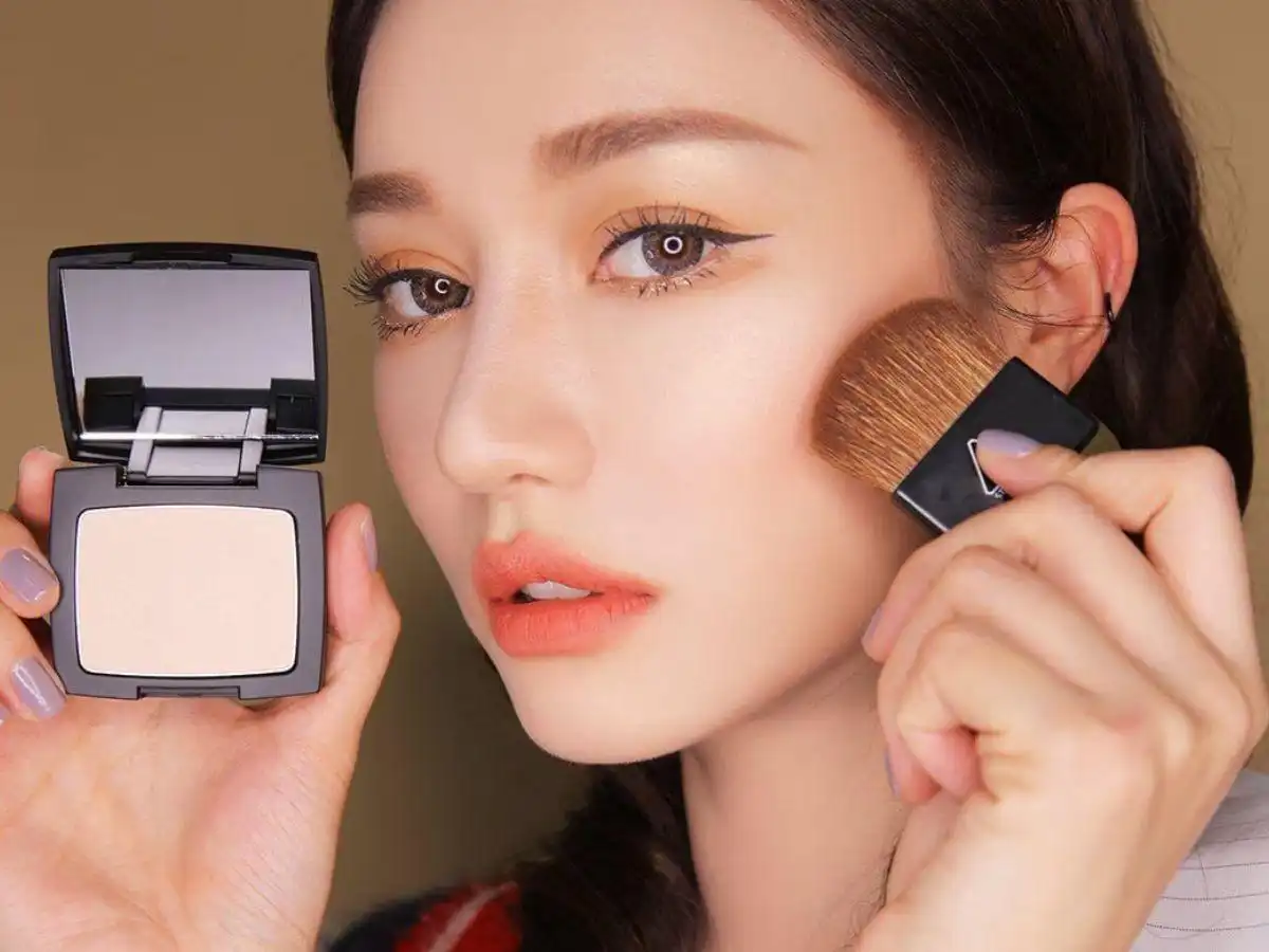 Nên ưu tiên phấn phủ không màu hoặc dạng bột mịn với khả năng hút dầu tốt