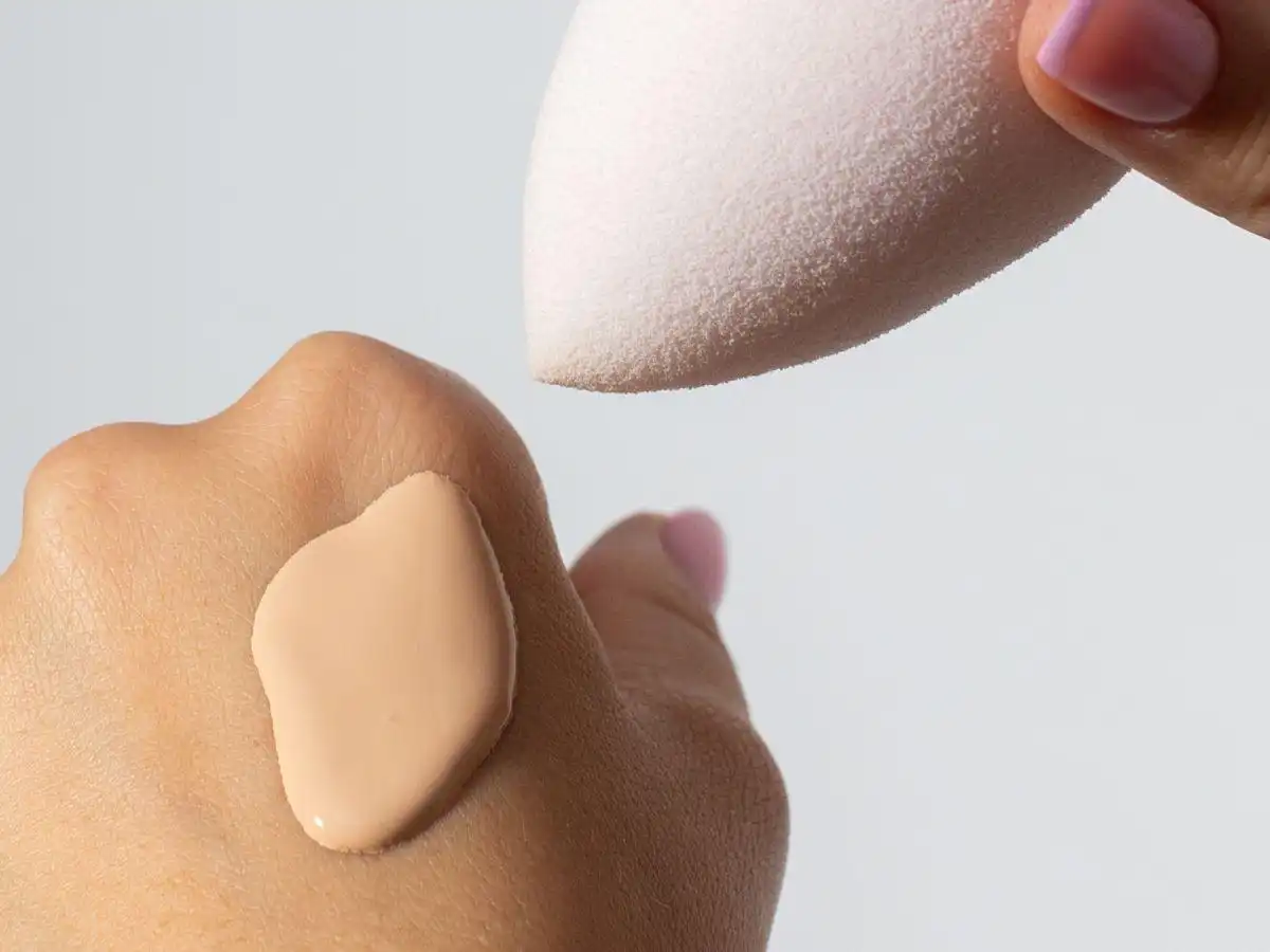 Nên ưu tiên test kem nền trực tiếp lên da hoặc đọc kỹ review về sản phẩm trước khi mua