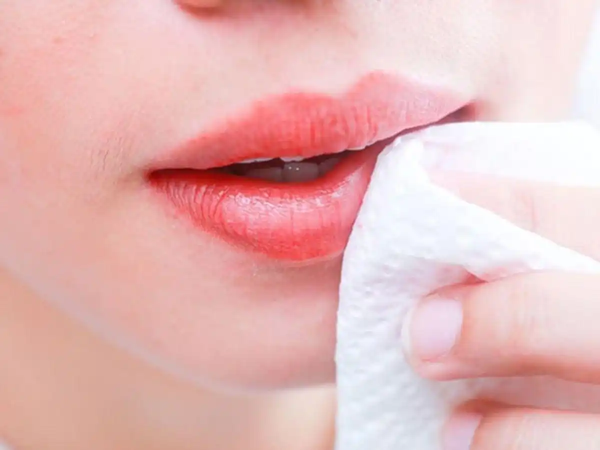 Nếu không tẩy trang sạch, cặn son còn sót lại dễ gây khô môi, thâm môi