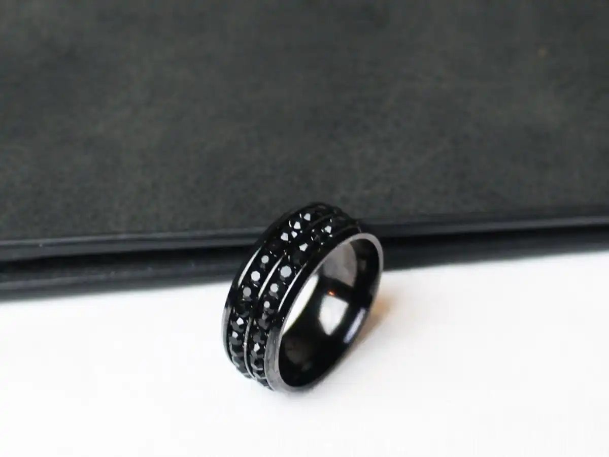 Nhẫn Titan đen viền đá CZ nhỏ (Pave setting)