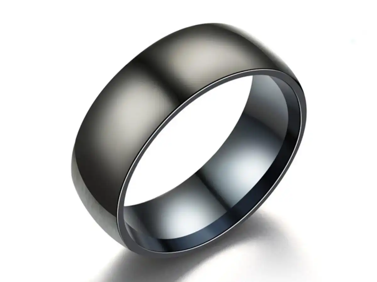 Nhẫn trơn Titanium màu đen thể hiện vẻ cá tính
