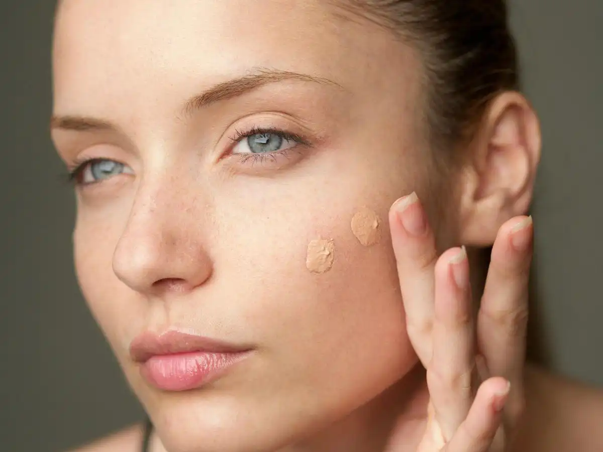 Nhớ tán kem nền và đừng quên che khuyết điểm ở vùng da nhạy cảm Nhớ tán kem nền và đừng quên che khuyết điểm ở vùng da nhạy cảm