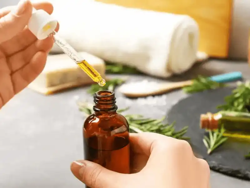 Nhỏ tinh dầu mùi hương vào giày thể thao giúp khử mùi hiệu quả