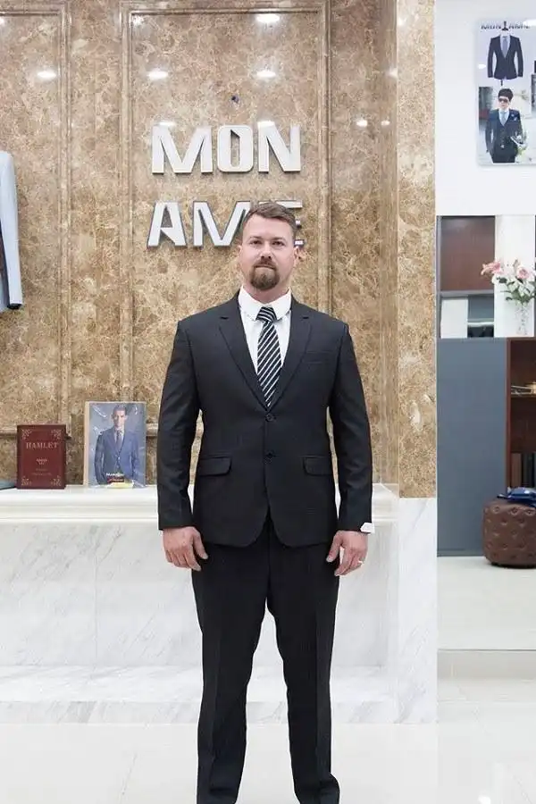Phái mạnh nên tránh áo vest có xẻ tà tránh lộ khuyết điểm của bản thân Phái mạnh nên tránh áo vest có xẻ tà tránh lộ khuyết điểm của bản thân