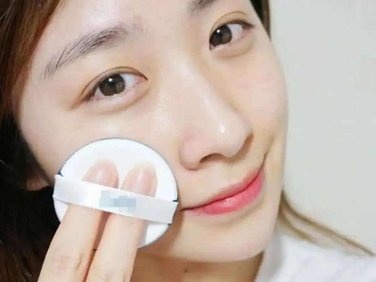 Phấn nước kiềm dầu giúp giảm tình trạng bóng dầu Phấn nước kiềm dầu giúp giảm tình trạng bóng dầu