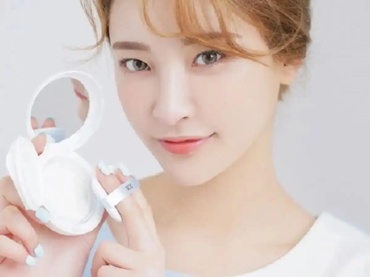 Phấn nước kiềm dầu giúp quá trình trang điểm trở nên dễ dàng hơn Phấn nước kiềm dầu giúp quá trình trang điểm trở nên dễ dàng hơn