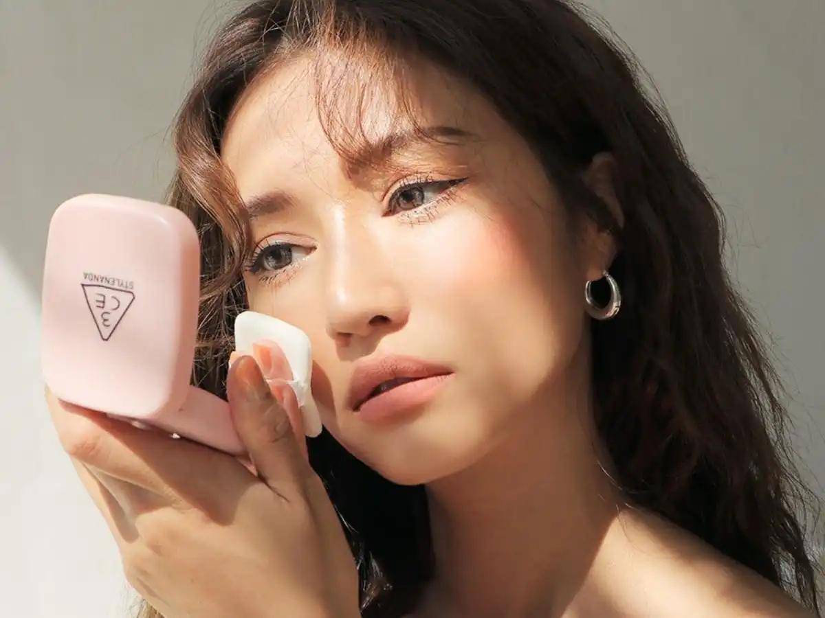 Phấn nước kiềm dầu tạo một lớp nền mỏng nhẹ Phấn nước kiềm dầu tạo một lớp nền mỏng nhẹ